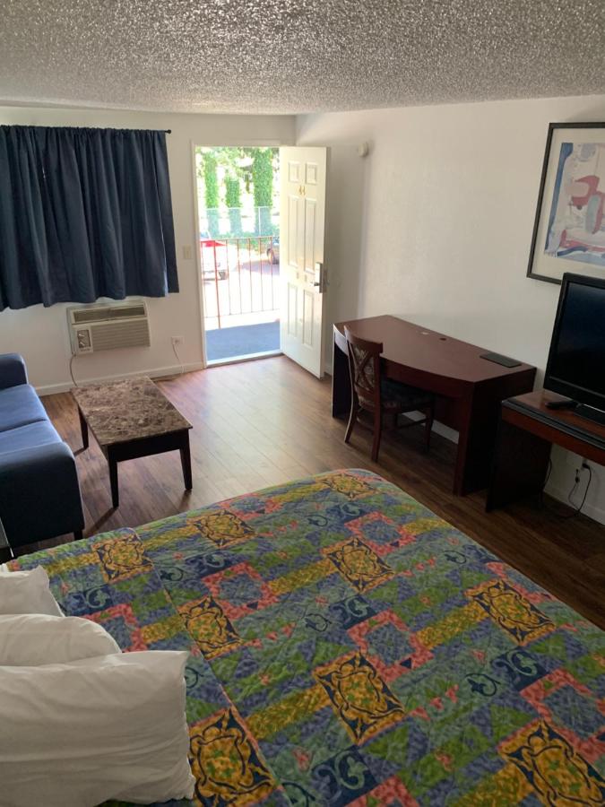 | Smokey Point Motor Inn