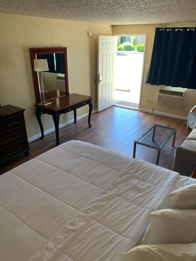| Smokey Point Motor Inn