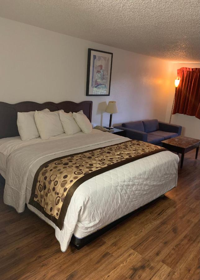 | Smokey Point Motor Inn