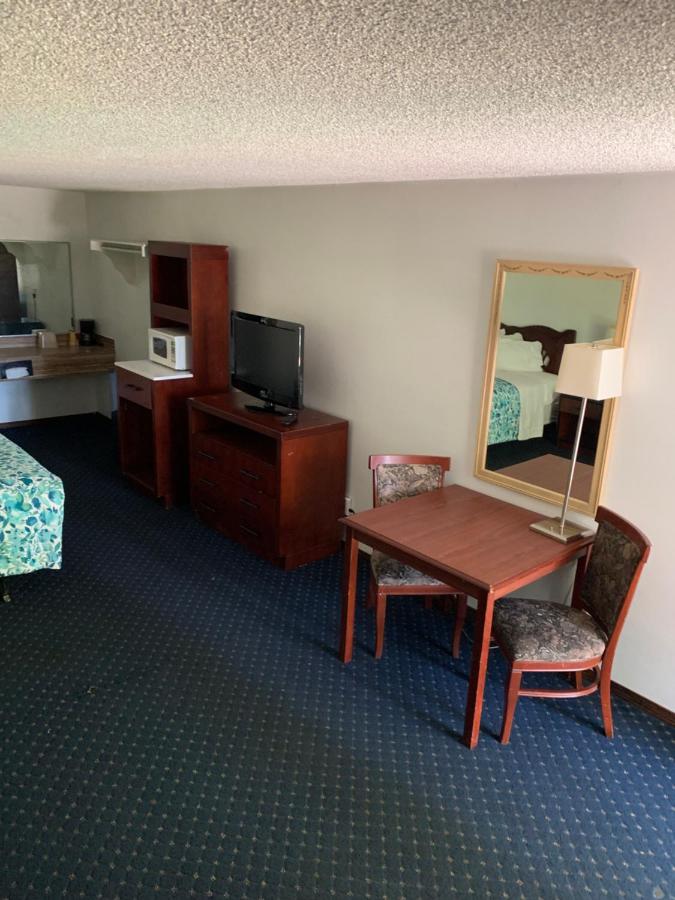 | Smokey Point Motor Inn