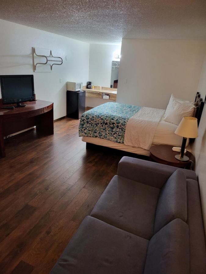 | Smokey Point Motor Inn