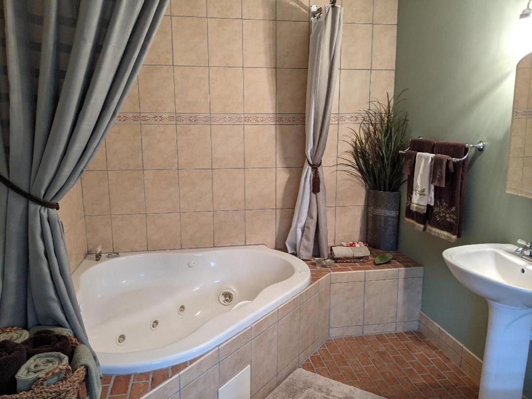 | Lizard Creek Inn