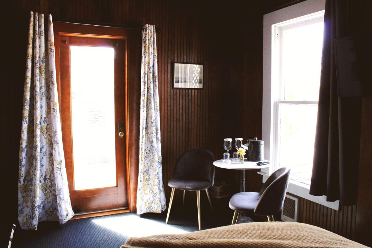| Shelburne Hotel