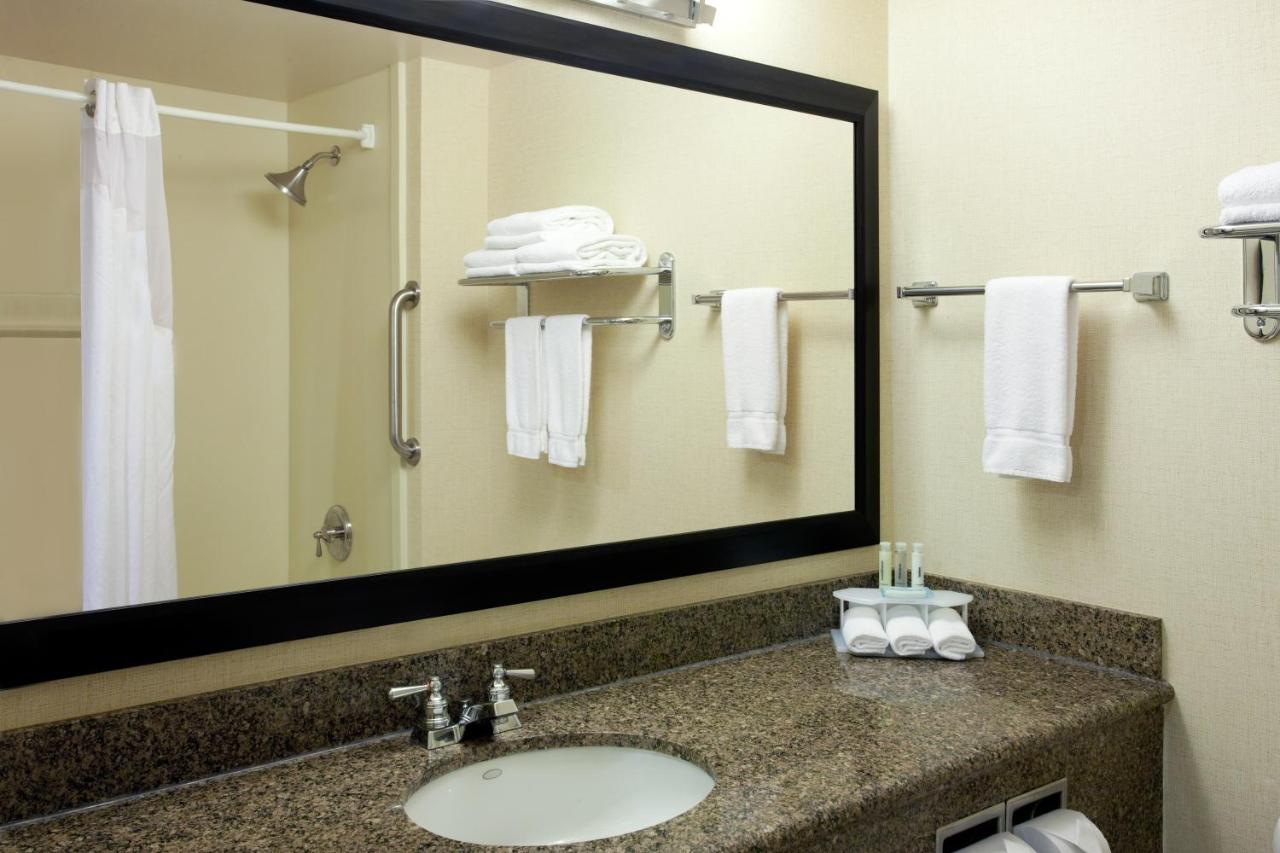 | Holiday Inn Express Redwood National Park, an IHG Hotel