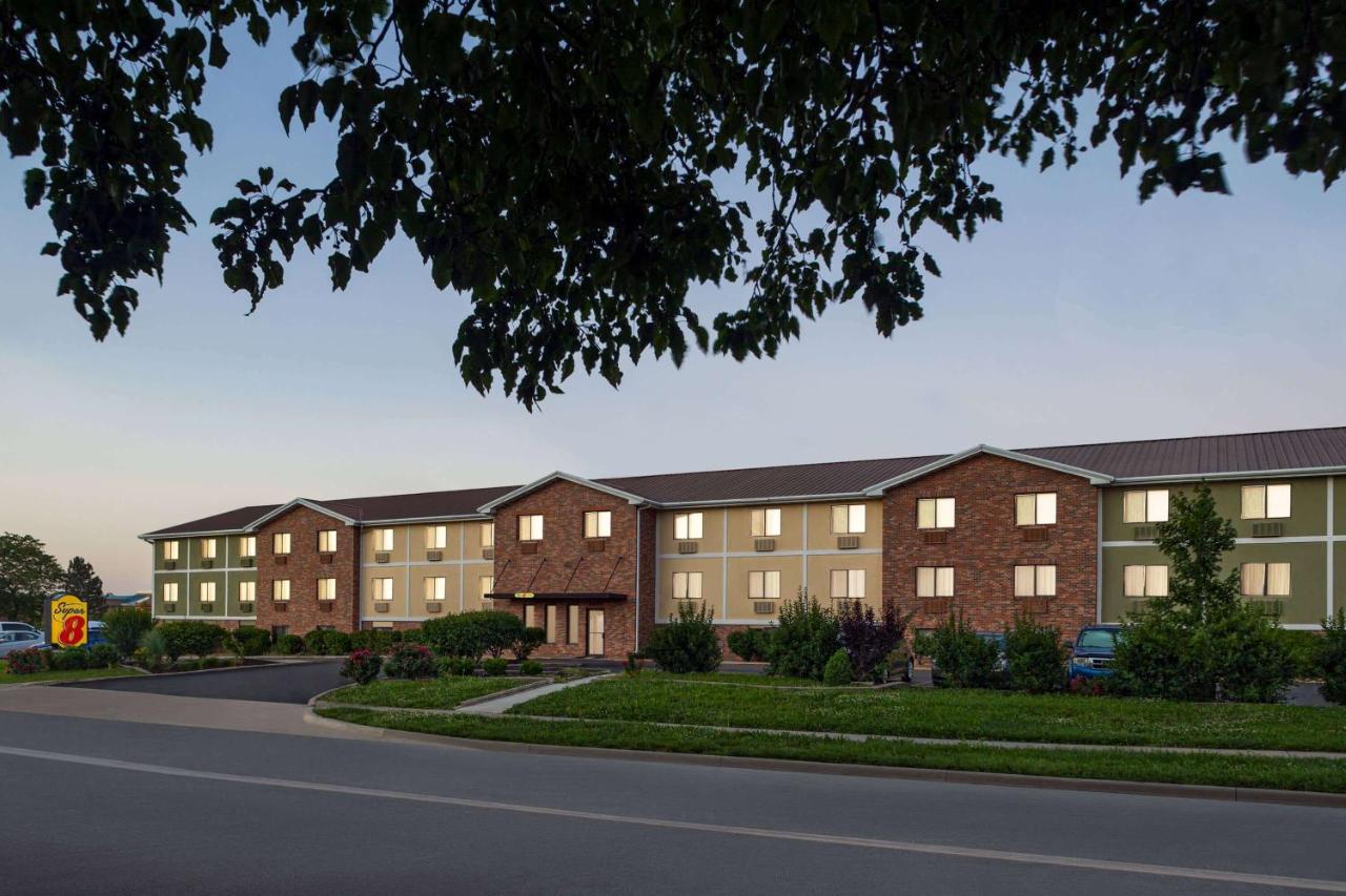| Super 8 by Wyndham Lenexa Overland Park Area/Mall Area