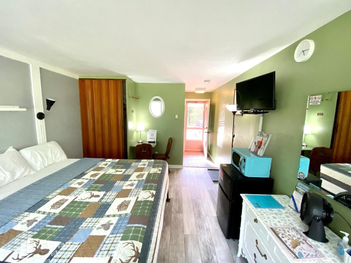 | Snowdon Chalet Motel