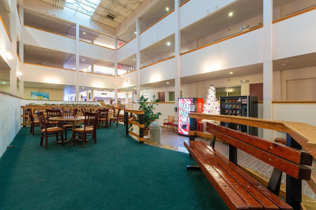 | Stroll to Slopes, Village Area, Ski in-out MtLodge 236
