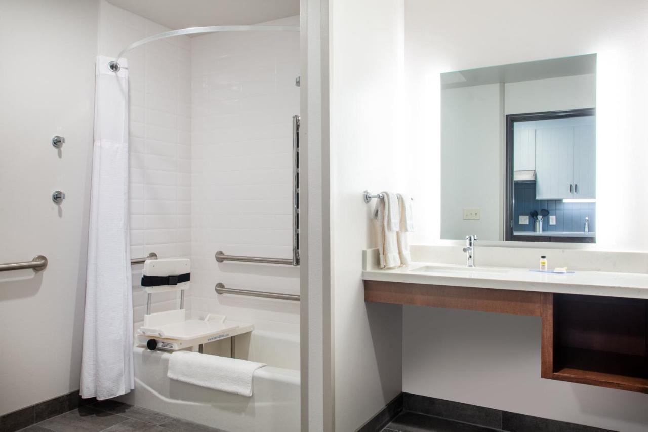 Queen Studio Suite with Batch Tub - Mobility Accessible - Non-Smoking at Staybridge Suites Sioux Falls Southwest by IHG