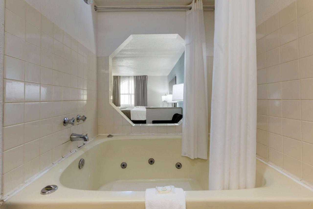 King Suite with Whirpool - Non-Smoking at Quality Inn Alexis Rd