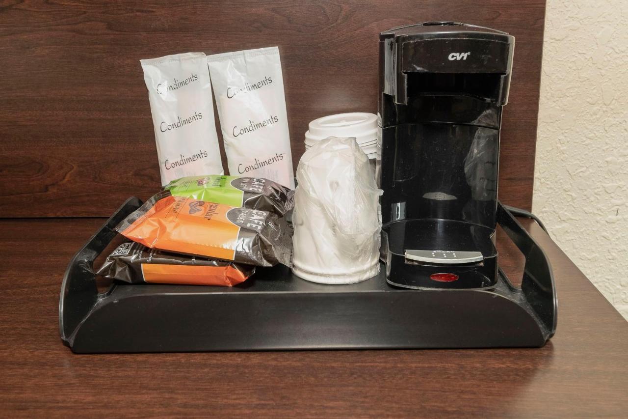 Deluxe King Room - Disability Access/Non-Smoking at Econo Lodge Inn & Suites