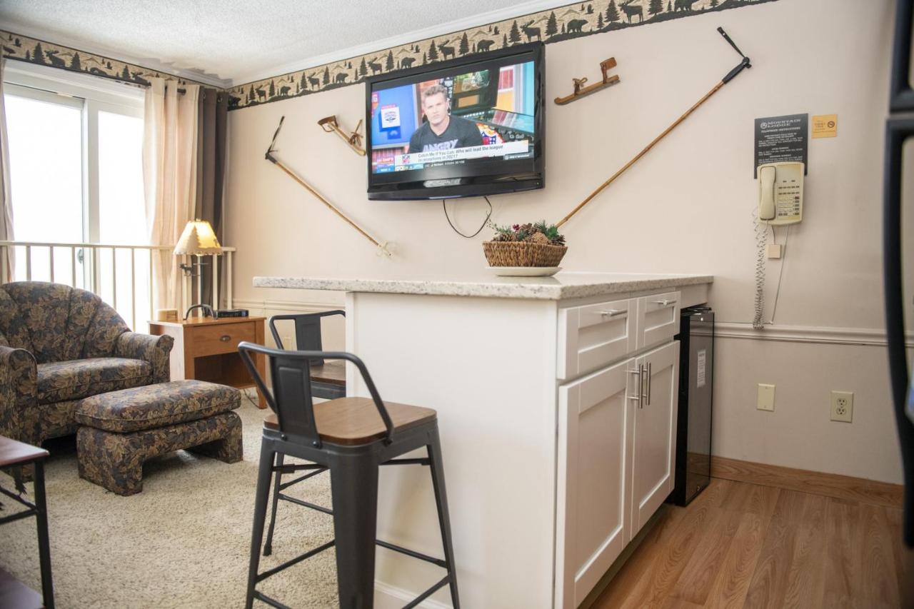 | Stroll to Slopes, Village Area, Ski in-out MtLodge 322