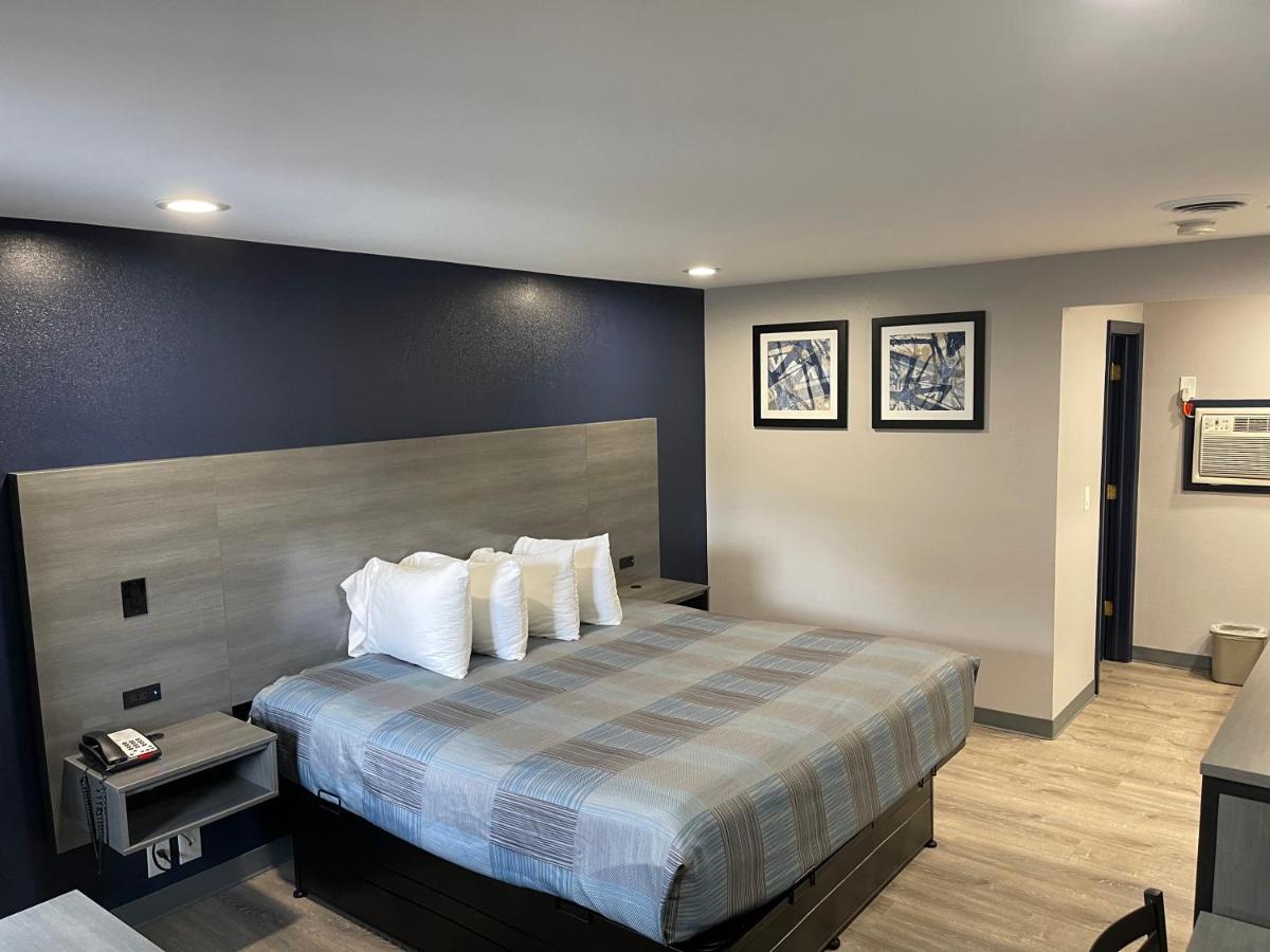 | Golden Hill Inn-Danbury