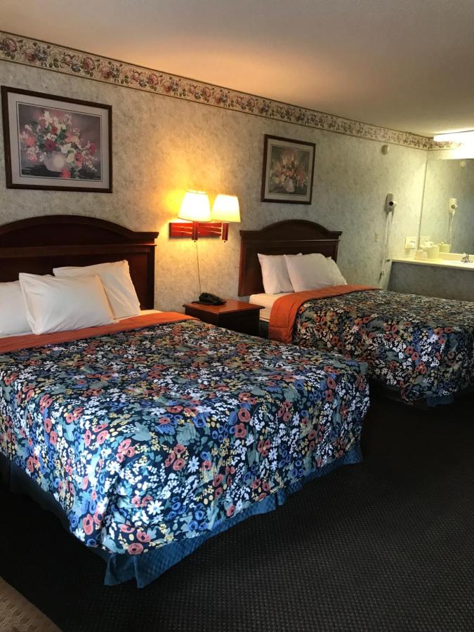 Queen Room at Merrimac Inn & Suites
