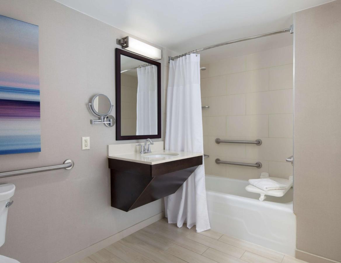 Deluxe Queen Room with Accessible Tub - Mobility/Hearing Accessible at Sonesta San Jose - Milpitas