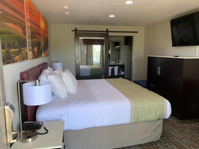 | Days Inn by Wyndham Bellville Mansfield