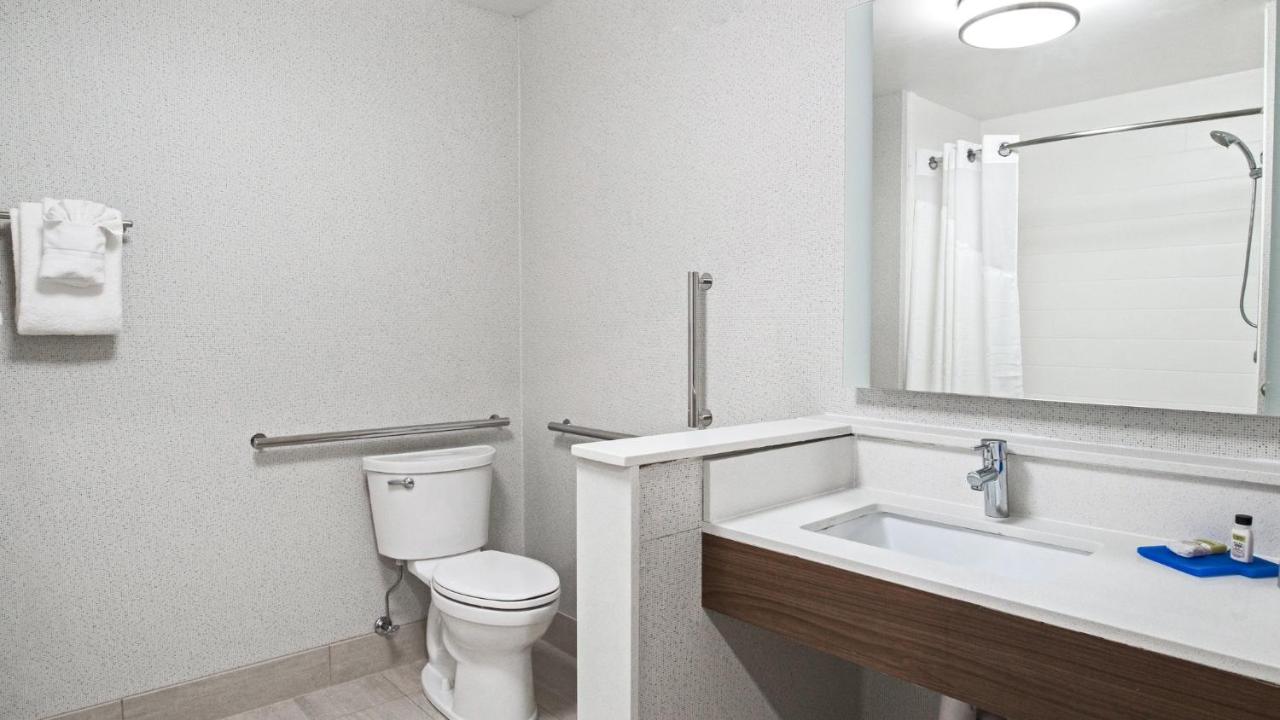 | Holiday Inn Express & Suites Racine, an IHG Hotel