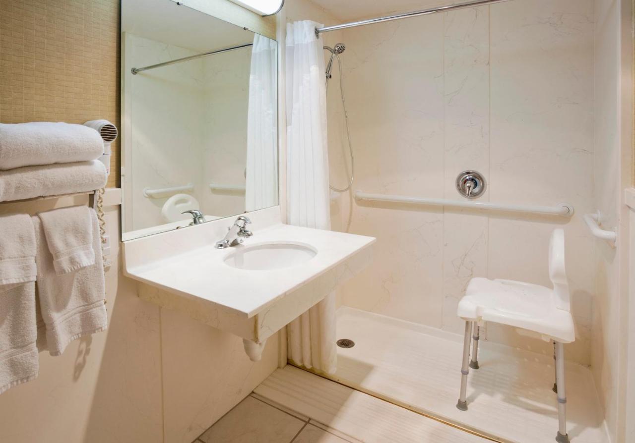 Double Room - Mobility Access with Roll-in Shower at Alexandria Hotel & Conference Center