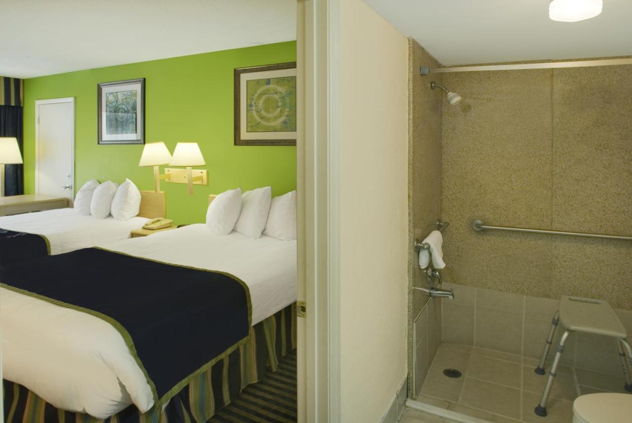 Double Room with Two Double Beds - First Floor - Non-Smoking at Days Inn by Wyndham Richmond Hill/Savannah
