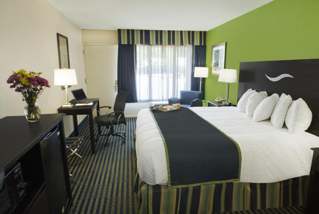 King Room - First Floor - Non-Smoking at Days Inn by Wyndham Richmond Hill/Savannah