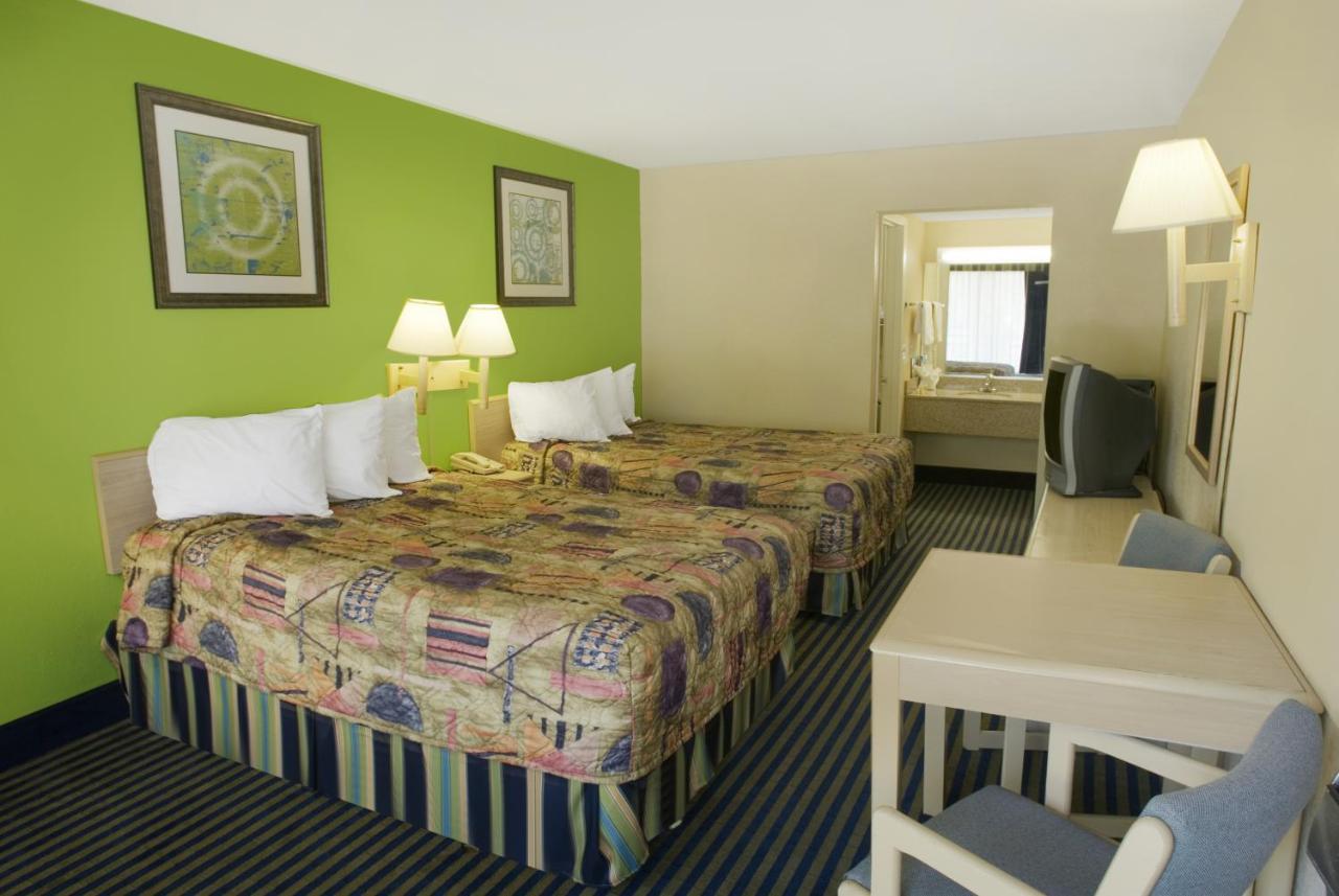 Double Room with Two Double Beds - First Floor - Non-Smoking at Days Inn by Wyndham Richmond Hill/Savannah