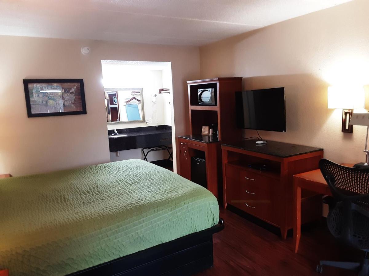 King Suite with Sofa Bed - Non-Smoking at Econo Lodge Inn & Suites Griffin North