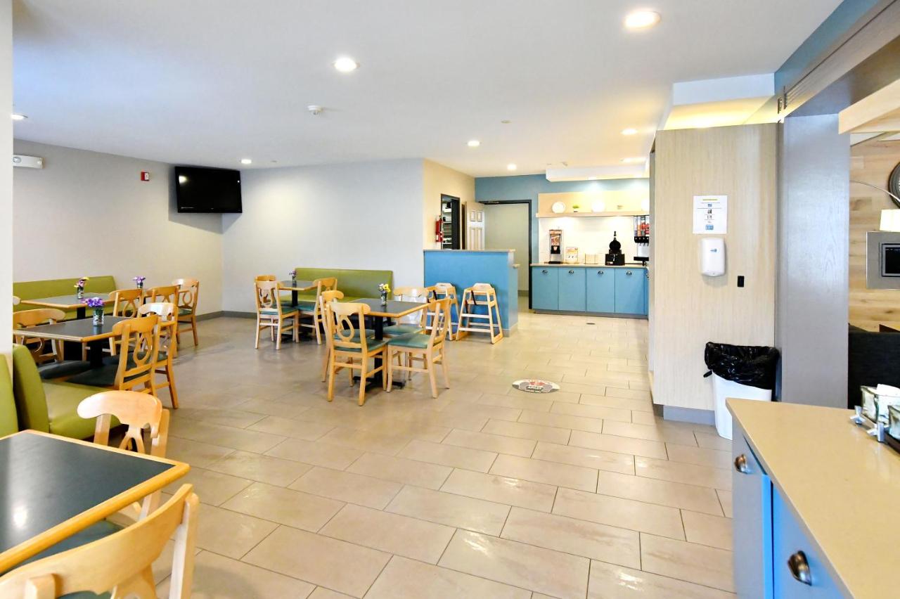 | Country Inn & Suites by Radisson, Mount Morris, NY