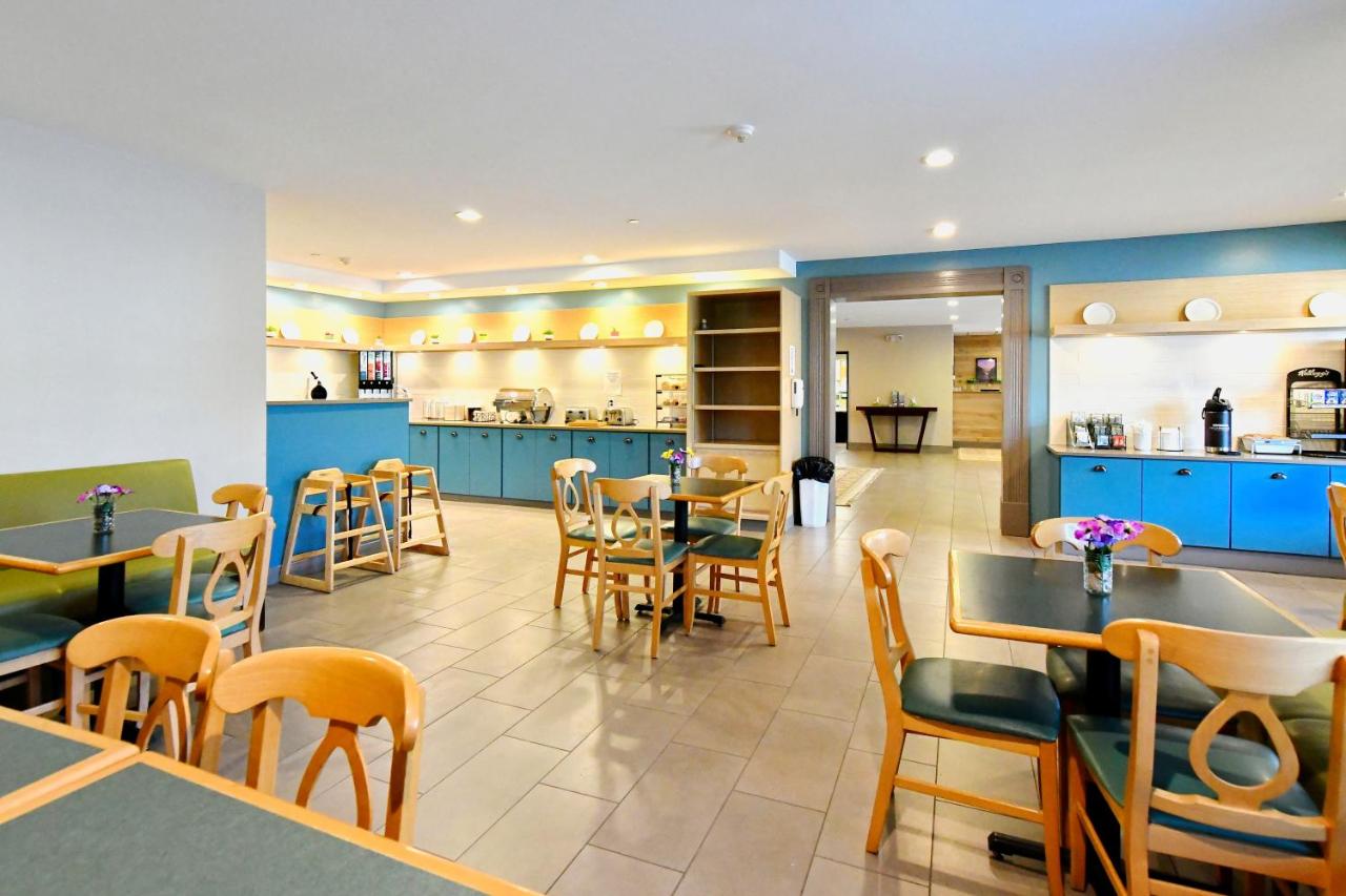| Country Inn & Suites by Radisson, Mount Morris, NY