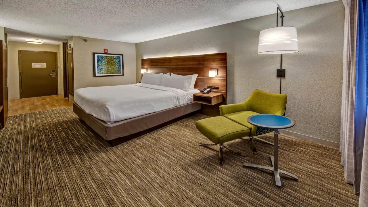 King Room - Hearing Accessible - Non-Smoking at Holiday Inn Express Louisville Airport Expo Center by IHG