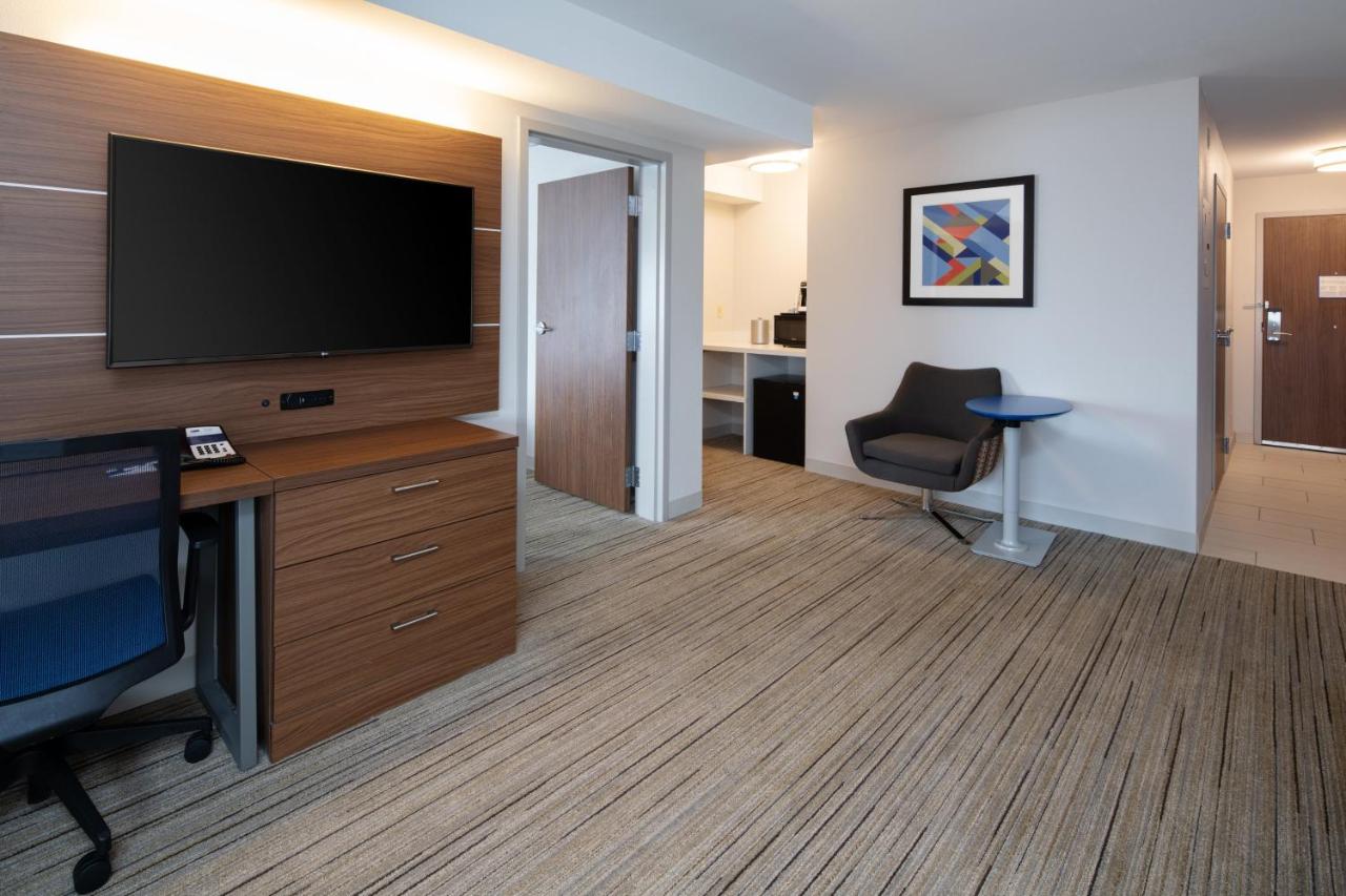 Suite with Mobility Accessible Tub - Non-Smoking at Holiday Inn Express Hotel & Suites SeaTac by IHG
