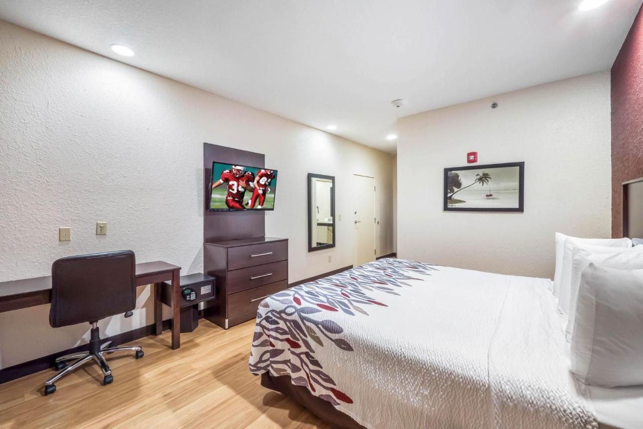 Standard King Room - Disability Access/Roll-In Shower Smoke Free at Red Roof Inn Ocala