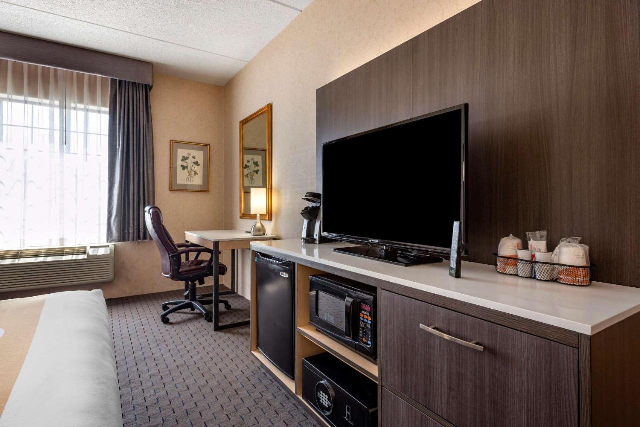 King Room with Spa Bath - Non-Smoking at Quality Inn Montgomeryville - Philadelphia