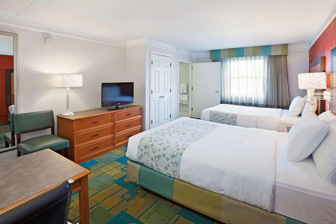 Queen Room with Two Queen Beds - Disability Access at Norwood Inn & Suites Merrillville