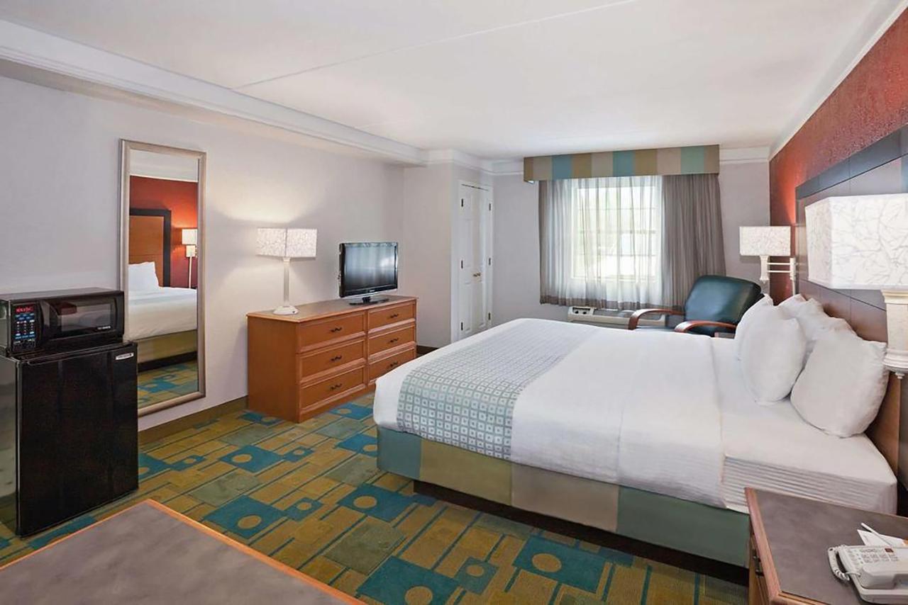 Standard King Room at Norwood Inn & Suites Merrillville