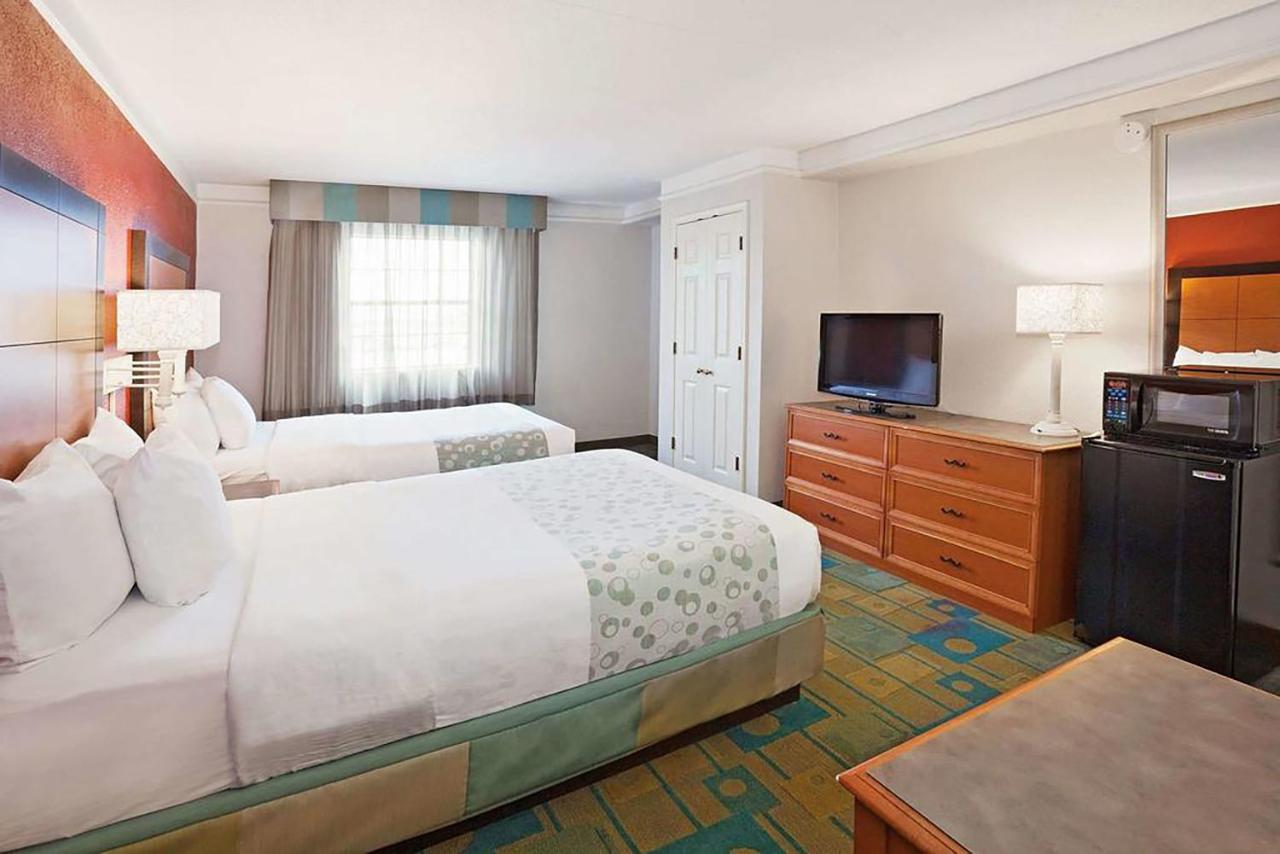Queen Room with Two Queen Beds - Disability Access at Norwood Inn & Suites Merrillville