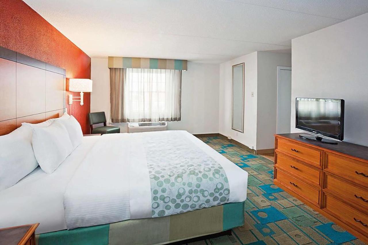 Standard King Room at Norwood Inn & Suites Merrillville
