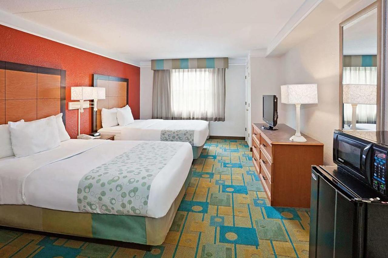 Queen Room with Two Queen Beds - Disability Access at Norwood Inn & Suites Merrillville