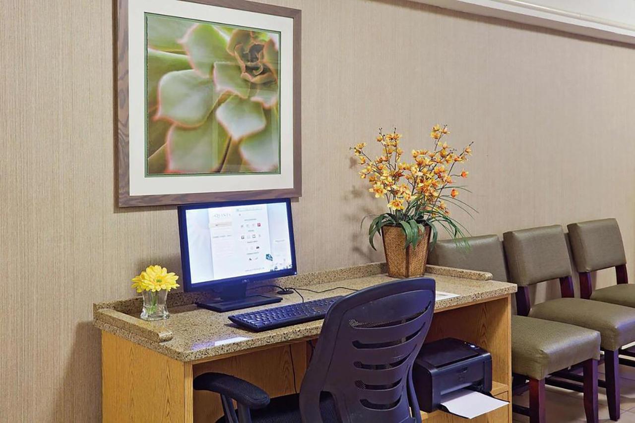 Queen Room with Two Queen Beds - Disability Access at Norwood Inn & Suites Merrillville