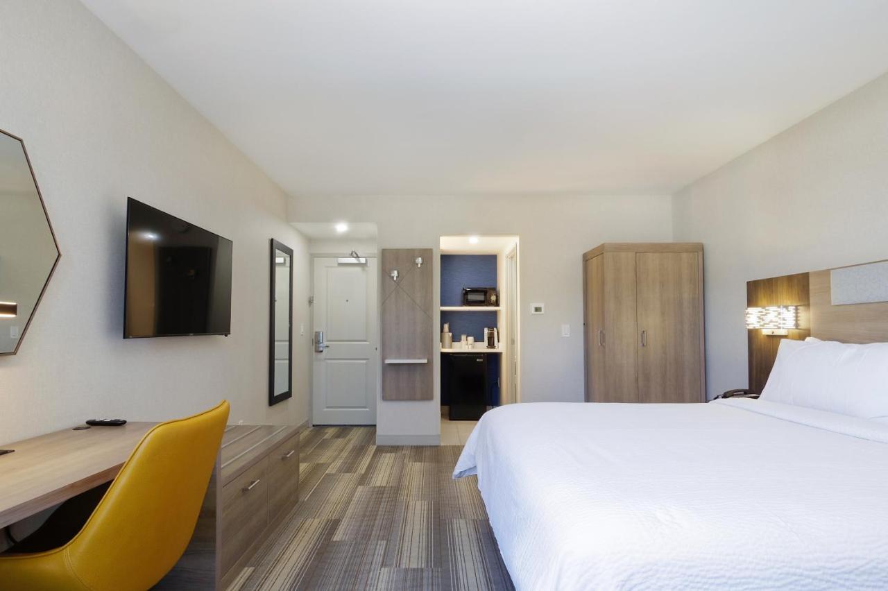 King Room - Mobility Access/Roll in Shower - Non-Smoking at Holiday Inn Express & Suites Phoenix - Tempe by IHG