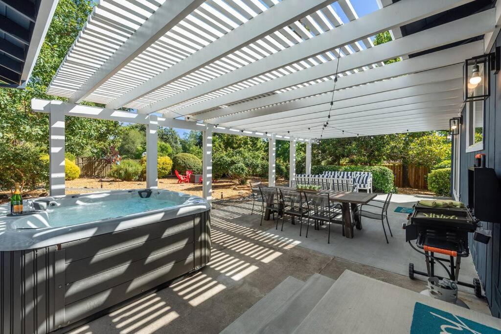 | Sonoma Zen Retreat - Hot Tub & Mins to Wineries