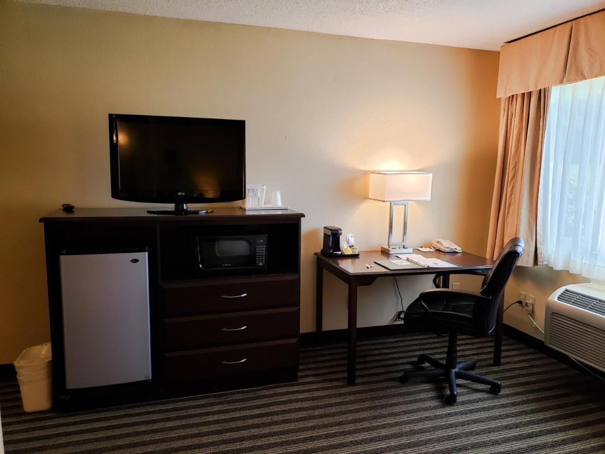 Queen Room - Accessible/Nonsmoking at Quality Inn & Suites Vancouver - Hazel Dell