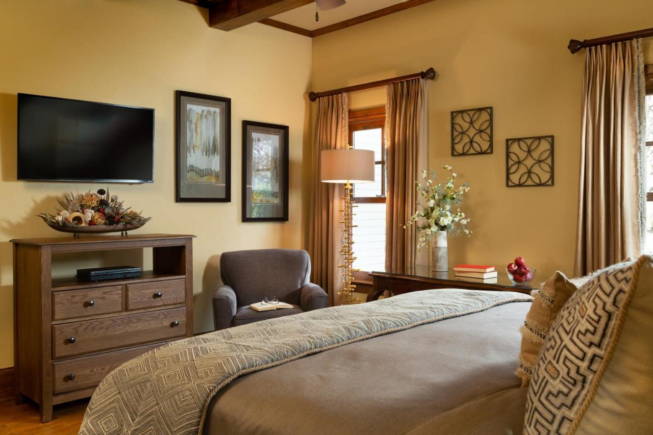 | Inn on Lake Granbury
