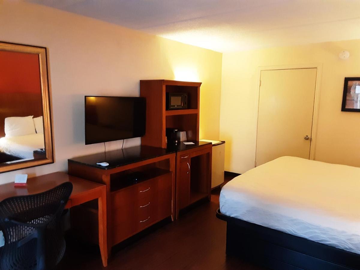 King Suite with Sofa Bed - Non-Smoking at Econo Lodge Inn & Suites Griffin North