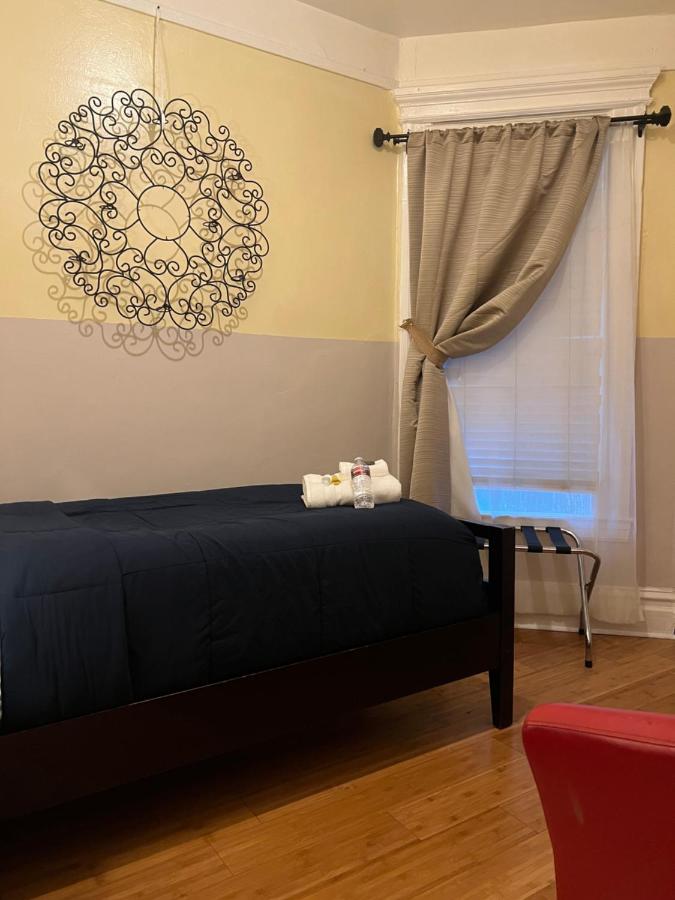 Single Room with Shared Shower and Toilet at Luz Hotel