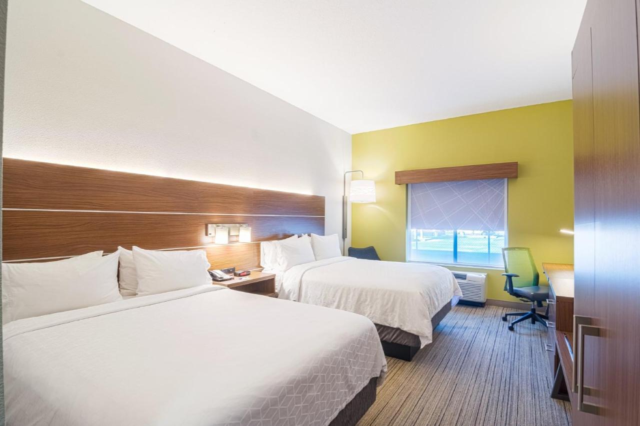 Twin Room - Mobility Access at Holiday Inn Express & Suites Tampa USF Busch Gardens by IHG