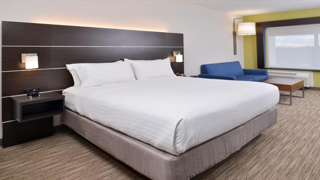| Holiday Inn Express & Suites - Parkersburg East, an IHG Hotel