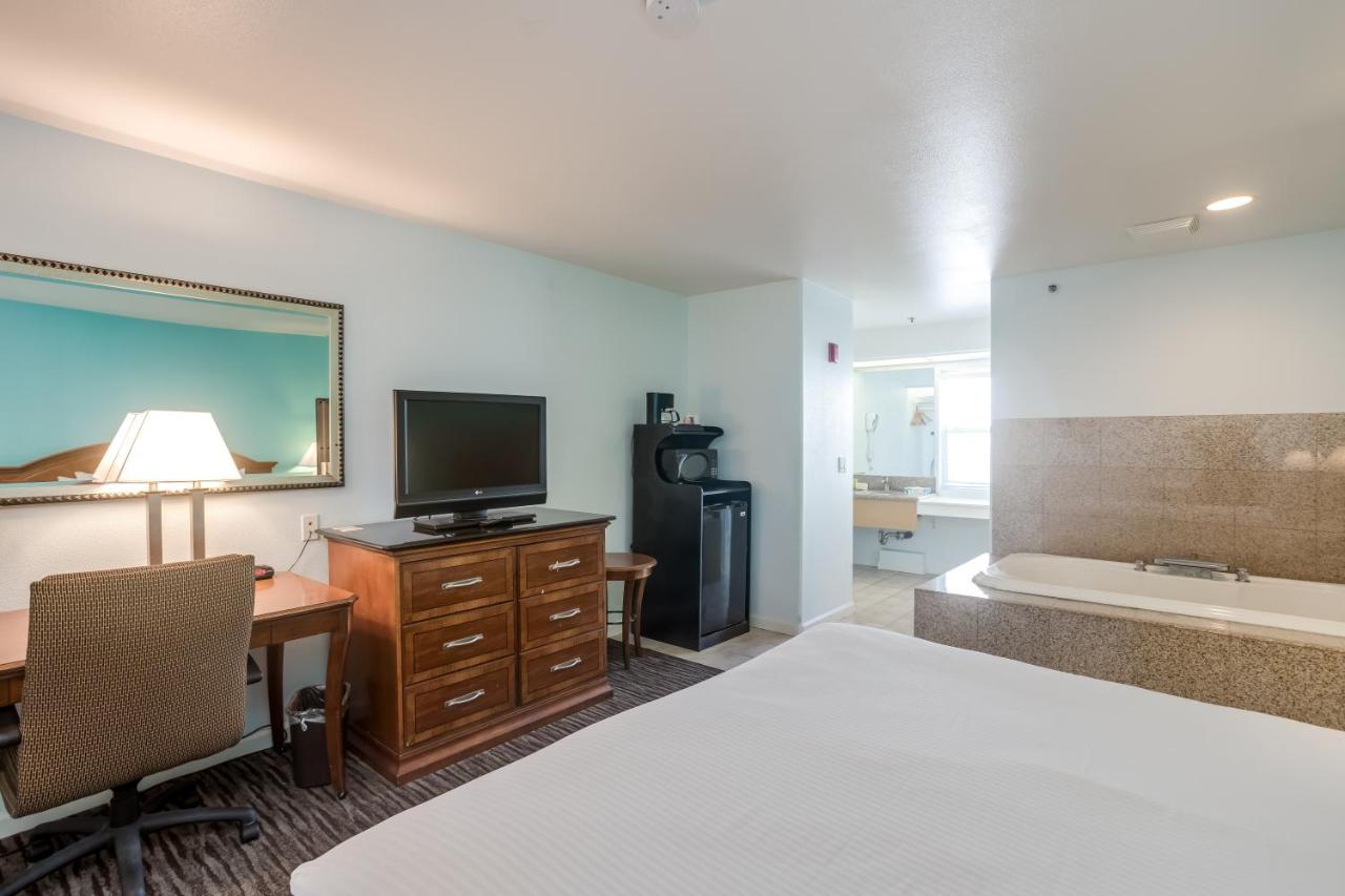 Standard King Room at Pacifica Beach Hotel