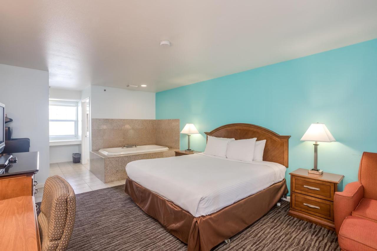 Standard King Room at Pacifica Beach Hotel