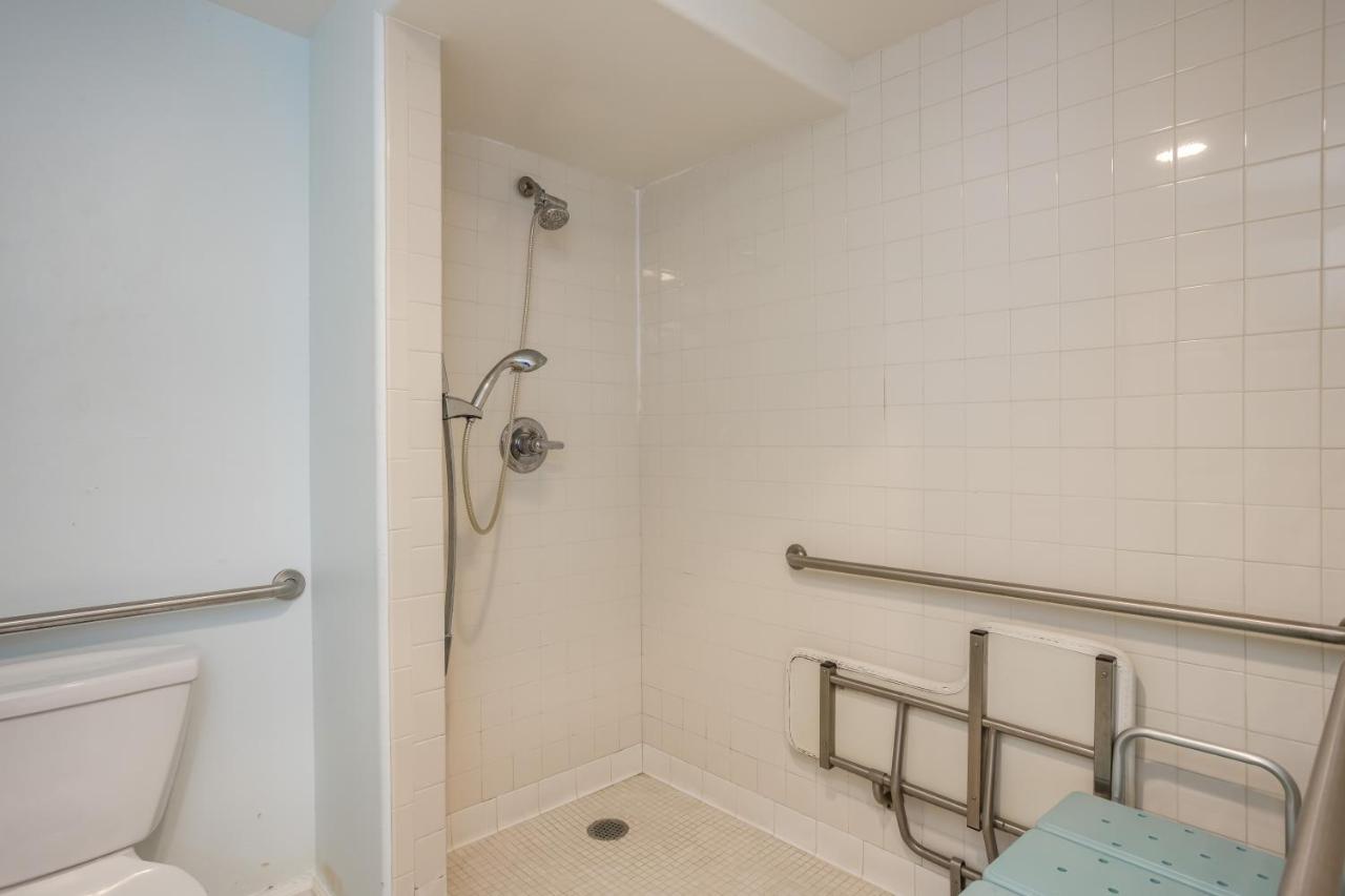 King Room with Roll-In Shower - Disability Access at Pacifica Beach Hotel