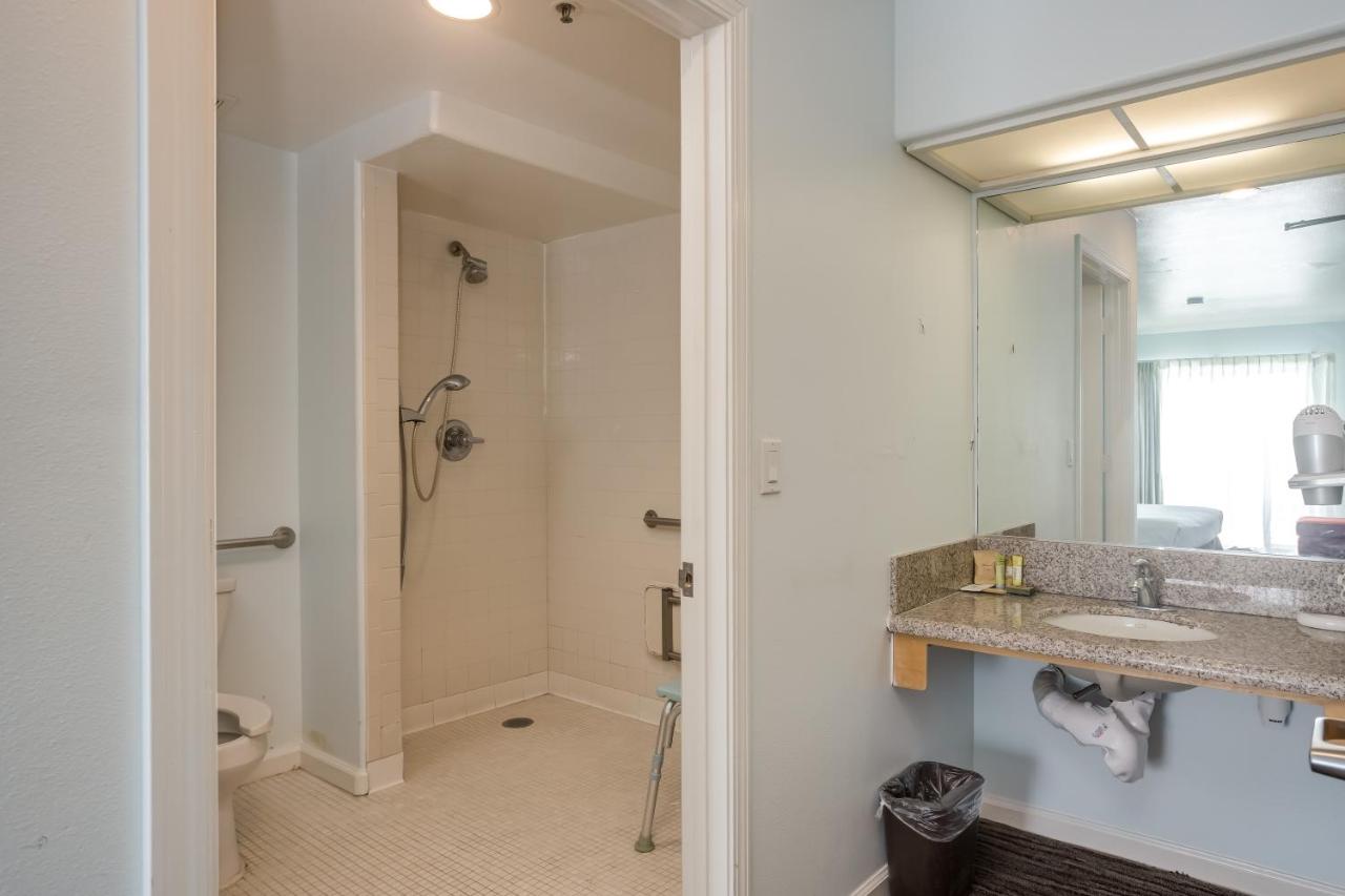 King Room with Roll-In Shower - Disability Access at Pacifica Beach Hotel