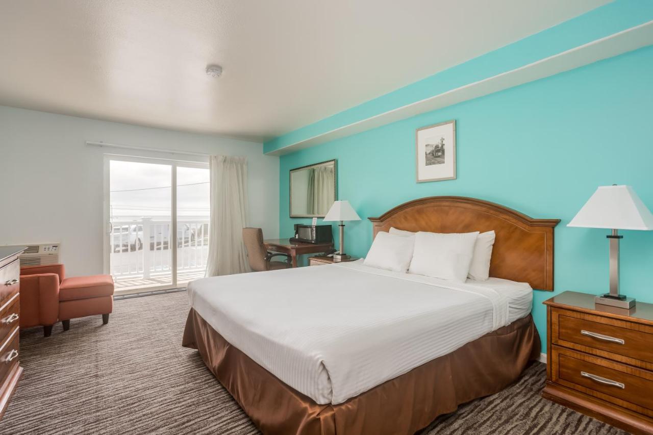 King Room with Roll-In Shower - Disability Access at Pacifica Beach Hotel